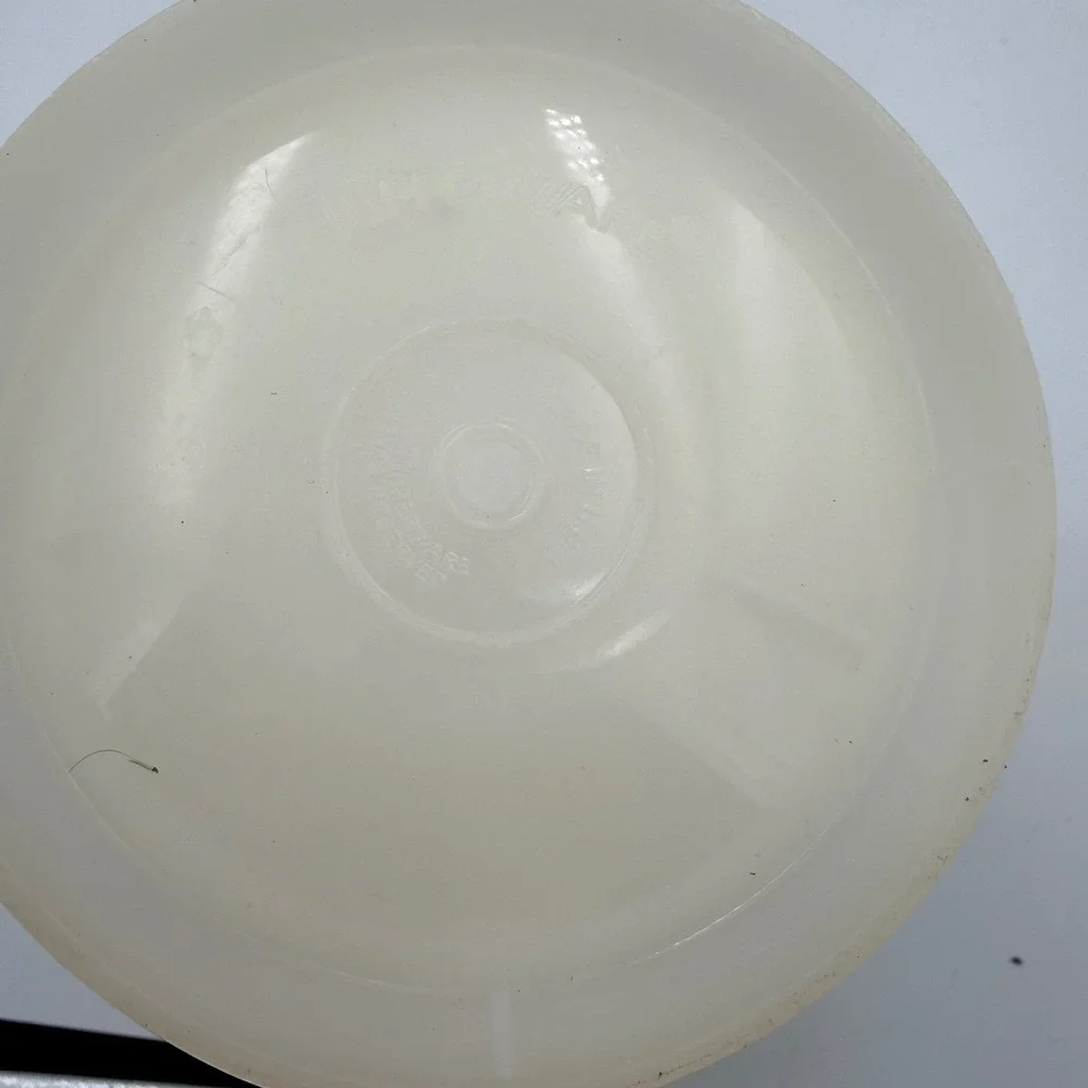 Tupperware Vintage Mix-N-Stor 8 Cup 2 Liter Measuring Pitcher Cream 1243